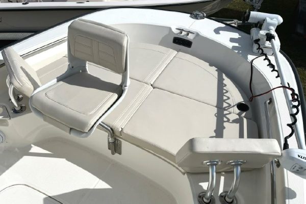 8616961_20221205135319770_1_XLARGE 2020 Boston Whaler Montauk 210