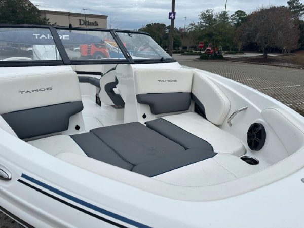 8622672_20221220175010408_1_XLARGE 2021 Tahoe 210S