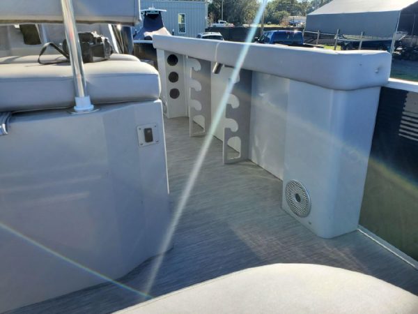 8648671_20230109141152063_1_XLARGE 2020 Bennington S22 Center Console Tritoon