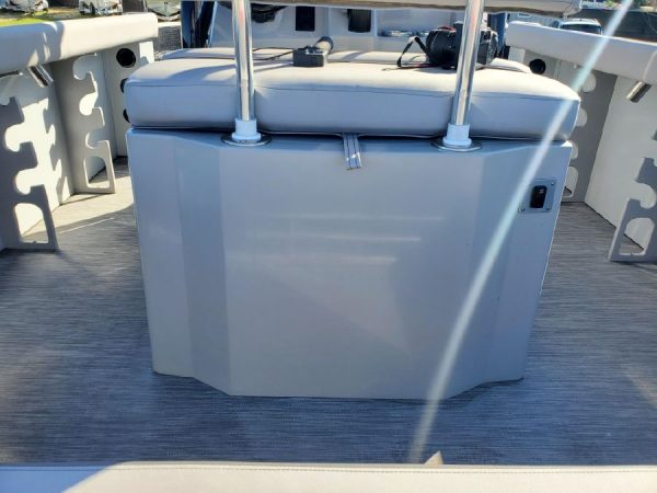 8648671_20230109141156172_1_XLARGE 2020 Bennington S22 Center Console Tritoon