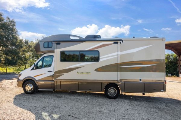 Image00010 2017 Winnebago Class C RV NAVION 24J