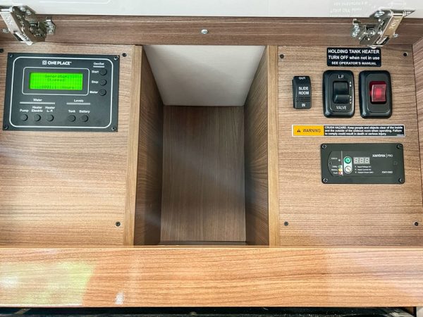 Image00018 2017 Winnebago Class C RV NAVION 24J