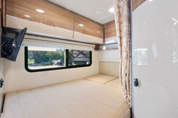 Image00021 2017 Winnebago Class C RV NAVION 24J