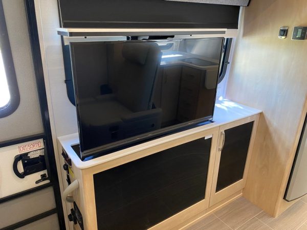 Image00032 2018 Leisure Travel Class C RV UNITY U24MB