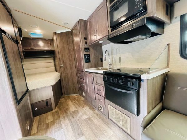 Image00039 2021 Winnebago Class C RV MINNIE WINNIE 25B