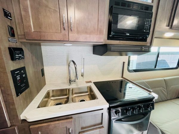 Image00040 2021 Winnebago Class C RV MINNIE WINNIE 25B